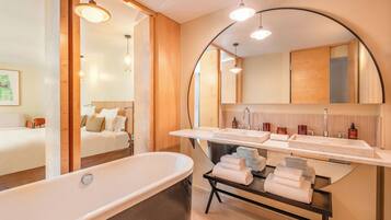 Junior-Suite | Badezimmer | Regendusche, Designer-Toilettenartikel, Haartrockner, Bademäntel