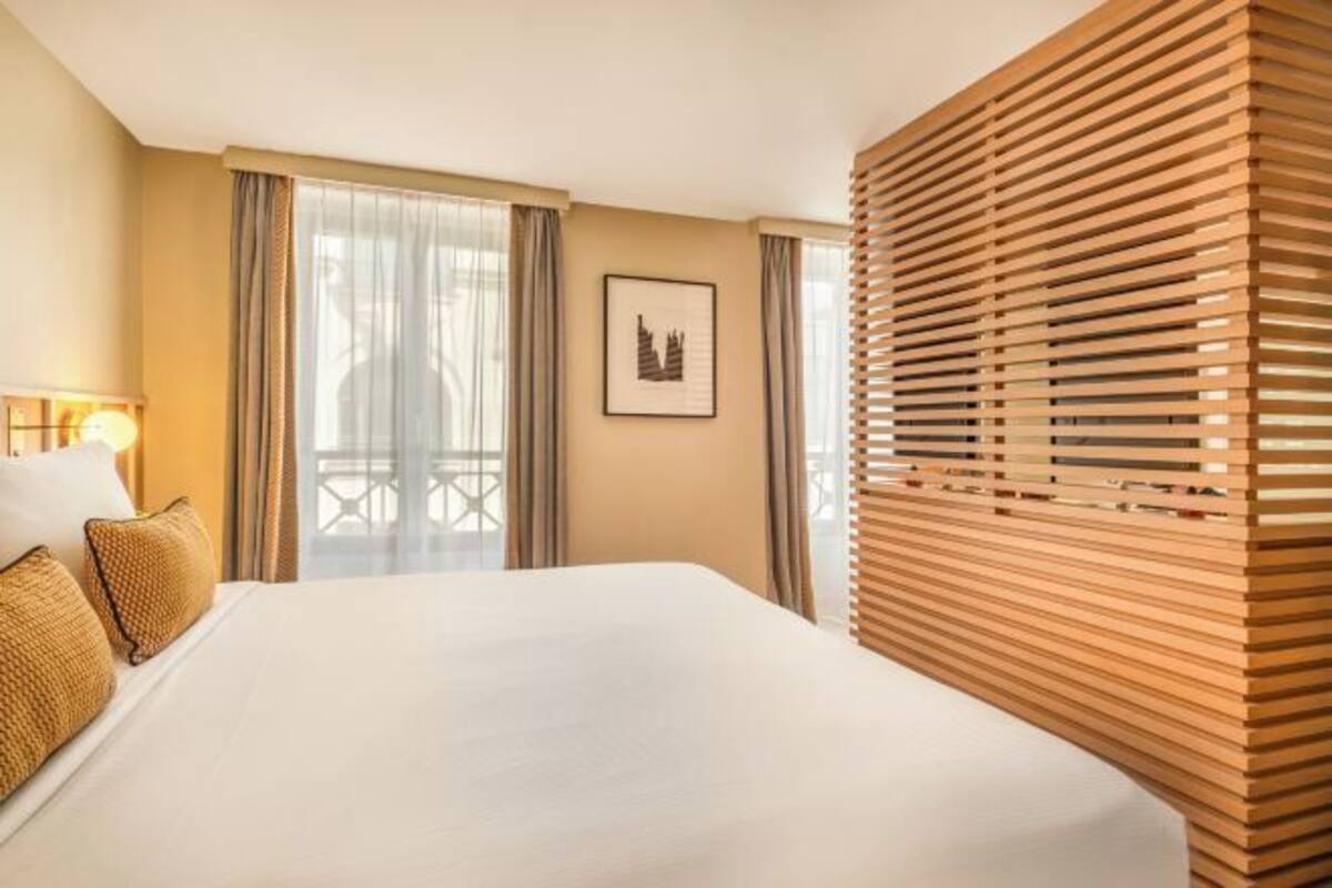 Ropa de cama de alta calidad, minibar, caja fuerte y escritorio