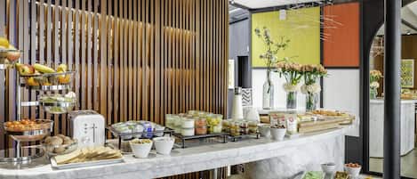 Frukostbuffé varje dag (EUR 24 per person)