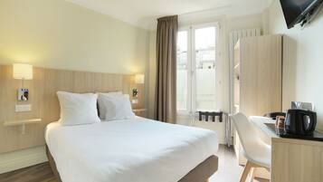 Eenpersoonskamer | Een kluis op de kamer, een bureau, verduisterende gordijnen