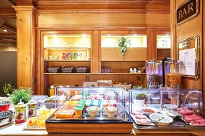 Petit déjeuner buffet (14 EUR par personne)