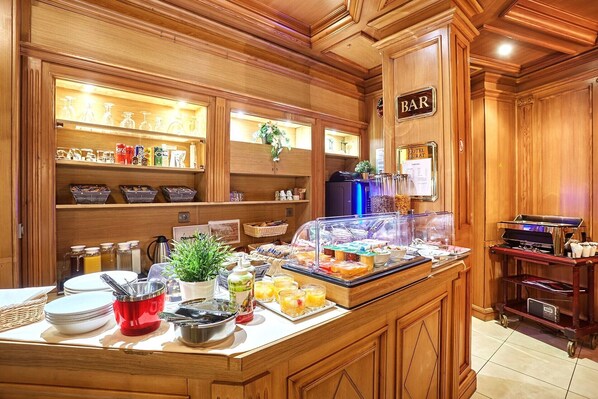 Petit déjeuner buffet (14 EUR par personne)
