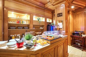 Petit déjeuner buffet (14 EUR par personne)