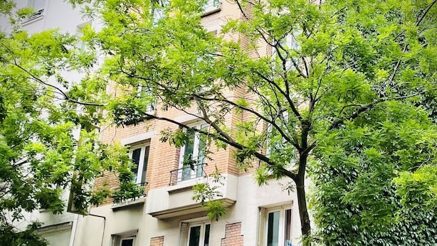 A two-story building with a sign for "Hotel Murat" at the ground level.