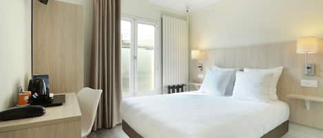 Habitación doble | Caja de seguridad en la habitación, escritorio y cortinas blackout