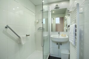 Habitación doble superior | Baño | Ducha, secador de pelo, zapatillas y toallas