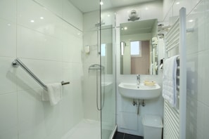 Habitación doble superior | Baño | Ducha, secador de pelo, zapatillas y toallas