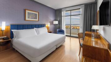 Een minibar, een kluis op de kamer, een bureau, gratis wifi