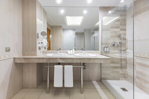 Dusche, kostenlose Toilettenartikel, Haartrockner, Handtücher