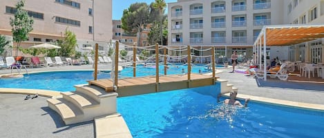 Piscina coperta, piscina stagionale all'aperto