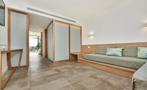 Suite familiar, Terraza, junto a la alberca (Swim Up) | Espacio para trabajar con laptop, cunas gratuitas y wifi gratis 