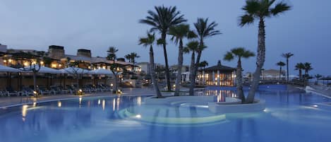 Piscine couverte, 2 piscines extérieures, parasols de plage