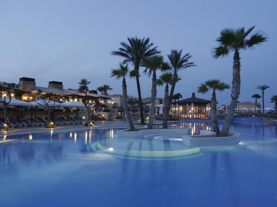 Una piscina techada, 2 piscinas al aire libre, sombrillas