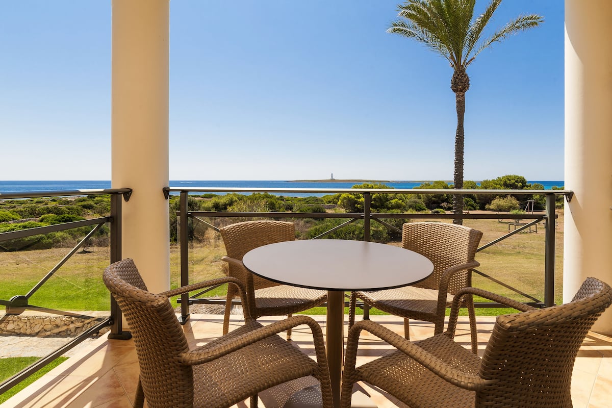 Departamento superior, balcón, vista al mar | Vista desde la habitación