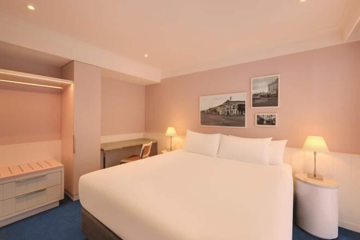 2 bedrooms, in-room safe, desk, blackout curtains