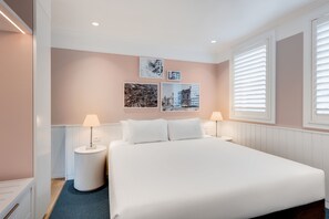 In-room safe, desk, blackout curtains, iron/ironing board - Adina Apartment Hotel Sydney Chippendale (Darlington)