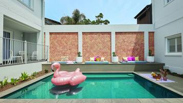 Piscine extérieure, chaises longues