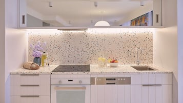 Departamento, 3 habitaciones | Cocina privada | Refrigerador, microondas, horno y parrilla de estufa