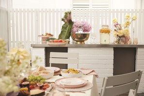 客房内保险箱、办公桌、遮光窗帘、熨斗/熨衣板