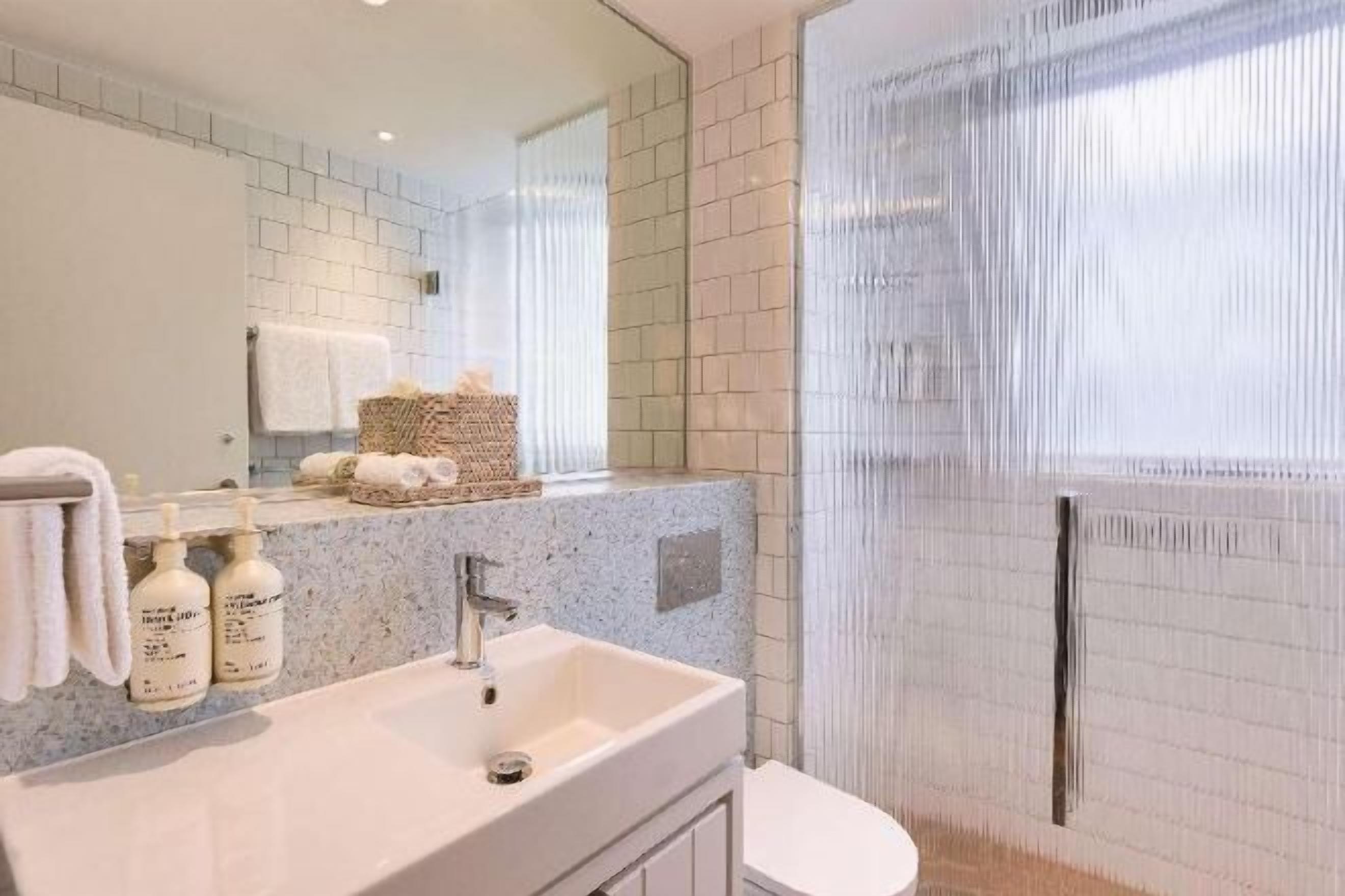 Salle de bain | Articles de toilette gratuits, sèche-cheveux, serviettes fournies