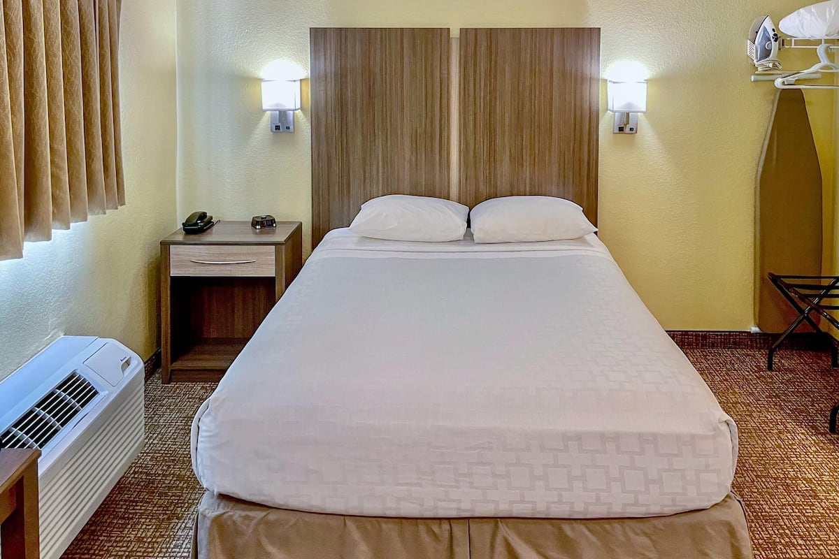 Room, 1 Queen Bed, Accessible, Non Smoking (Efficiency) | Blackout drapes, iron/ironing board, free cribs/infant beds