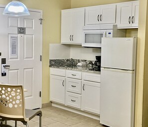 Frigorífico, microondas, placa de cocina y cafetera o tetera