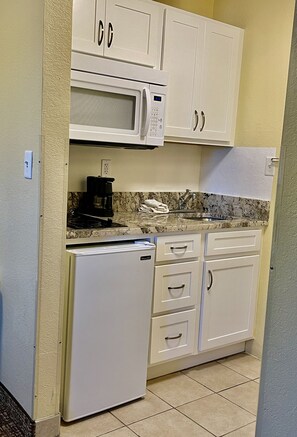 Standard Room, 1 Queen Bed, Non Smoking | Private kitchen | Fridge, microwave, stovetop, coffee/tea maker