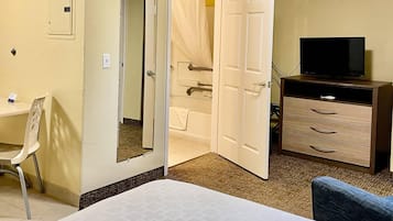 客房, 1 張加大雙人床, 無障礙, 非吸煙房 (Efficiency) | 遮光布/窗簾、熨斗/熨衣板、免費搖籃/嬰兒床、折疊床/加床