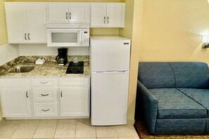 Suite, 1 cama de matrimonio grande, accesible para personas con discapacidad (Efficiency) | Cortinas opacas, tabla de planchar con plancha, cunas gratuitas