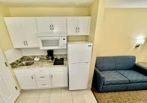 Suite, 1 cama King size, con acceso para personas discapacitadas, para no fumadores (Efficiency) | Cocina privada | Refrigerador, microondas, parrilla de estufa y cafetera y tetera 