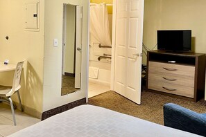 Habitación, 1 cama de matrimonio, accesible para personas con discapacidad (Efficiency) | Cortinas opacas, tabla de planchar con plancha, cunas gratuitas