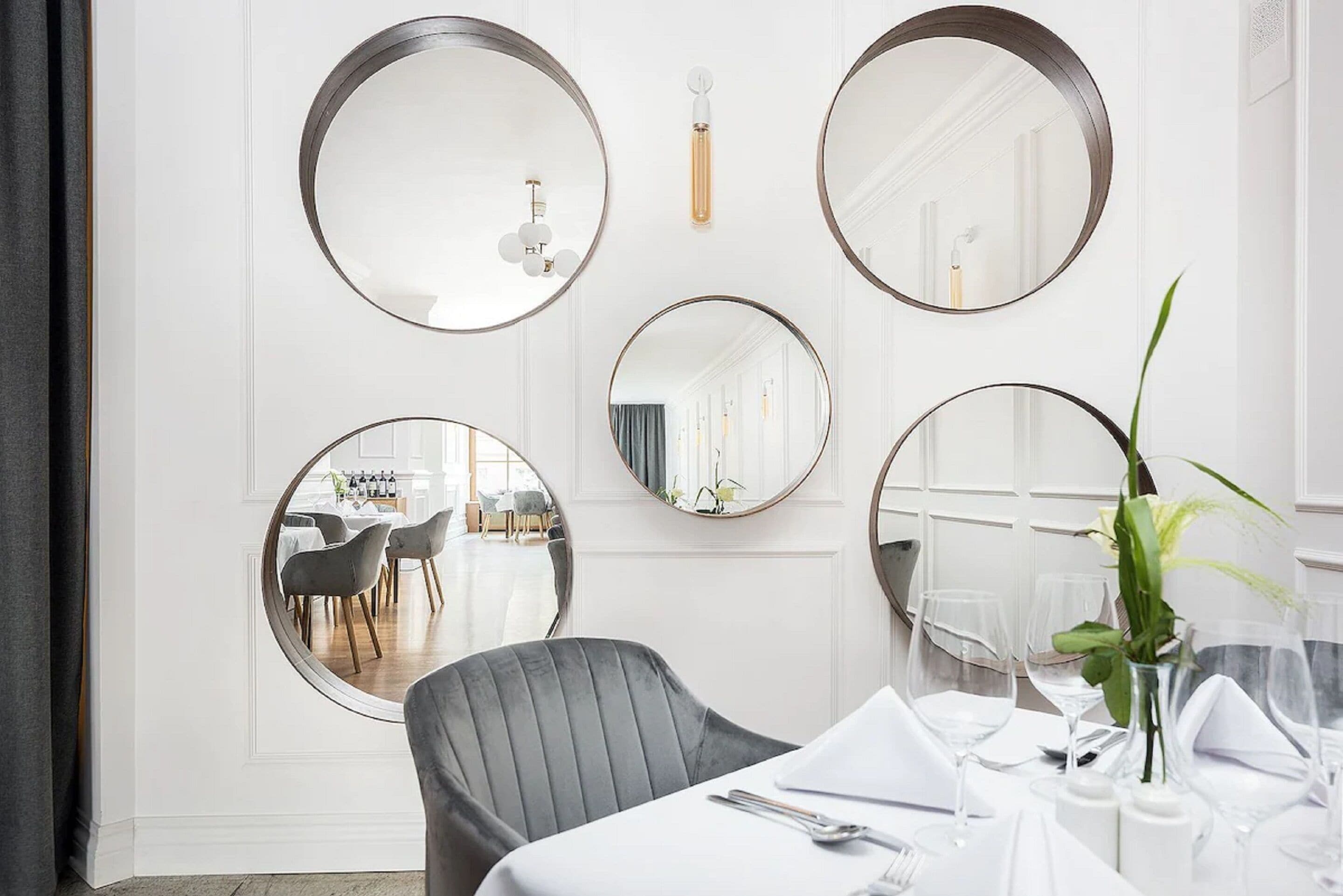 lunch, dinner, brunch served; international cuisine