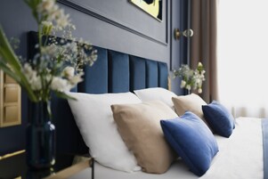 Ropa de cama hipoalergénica, minibar y escritorio 