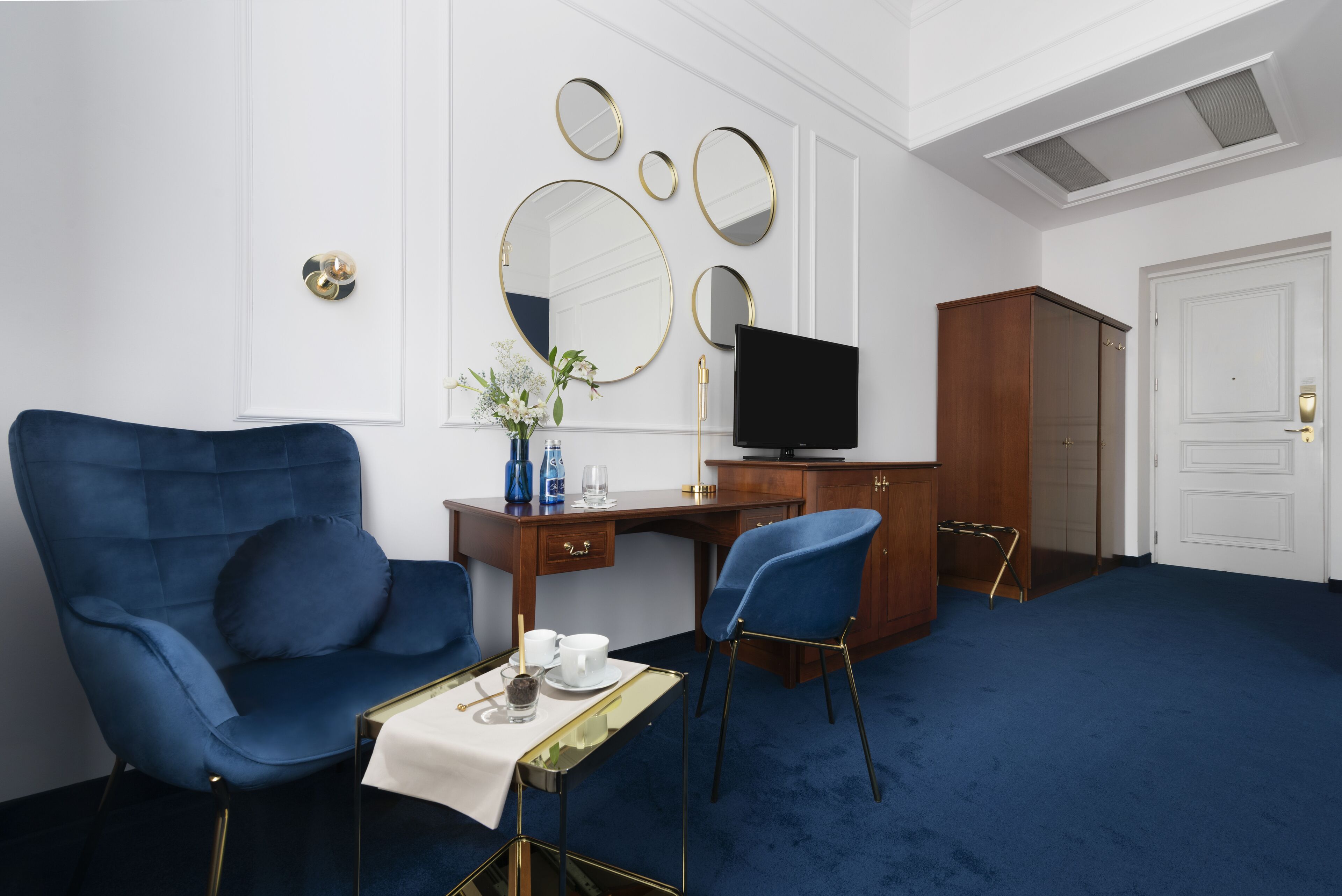 1 bedroom, hypo-allergenic bedding, minibar, desk