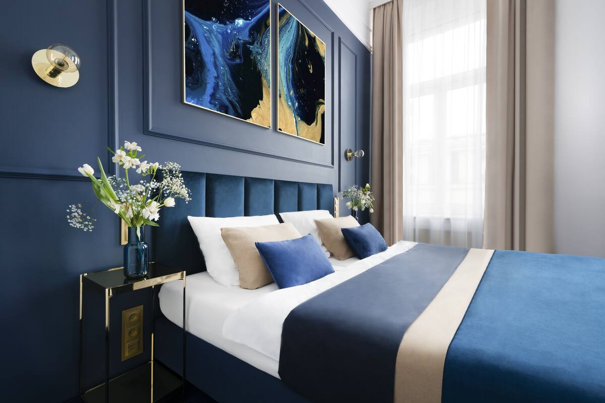 1 bedroom, hypo-allergenic bedding, minibar, desk