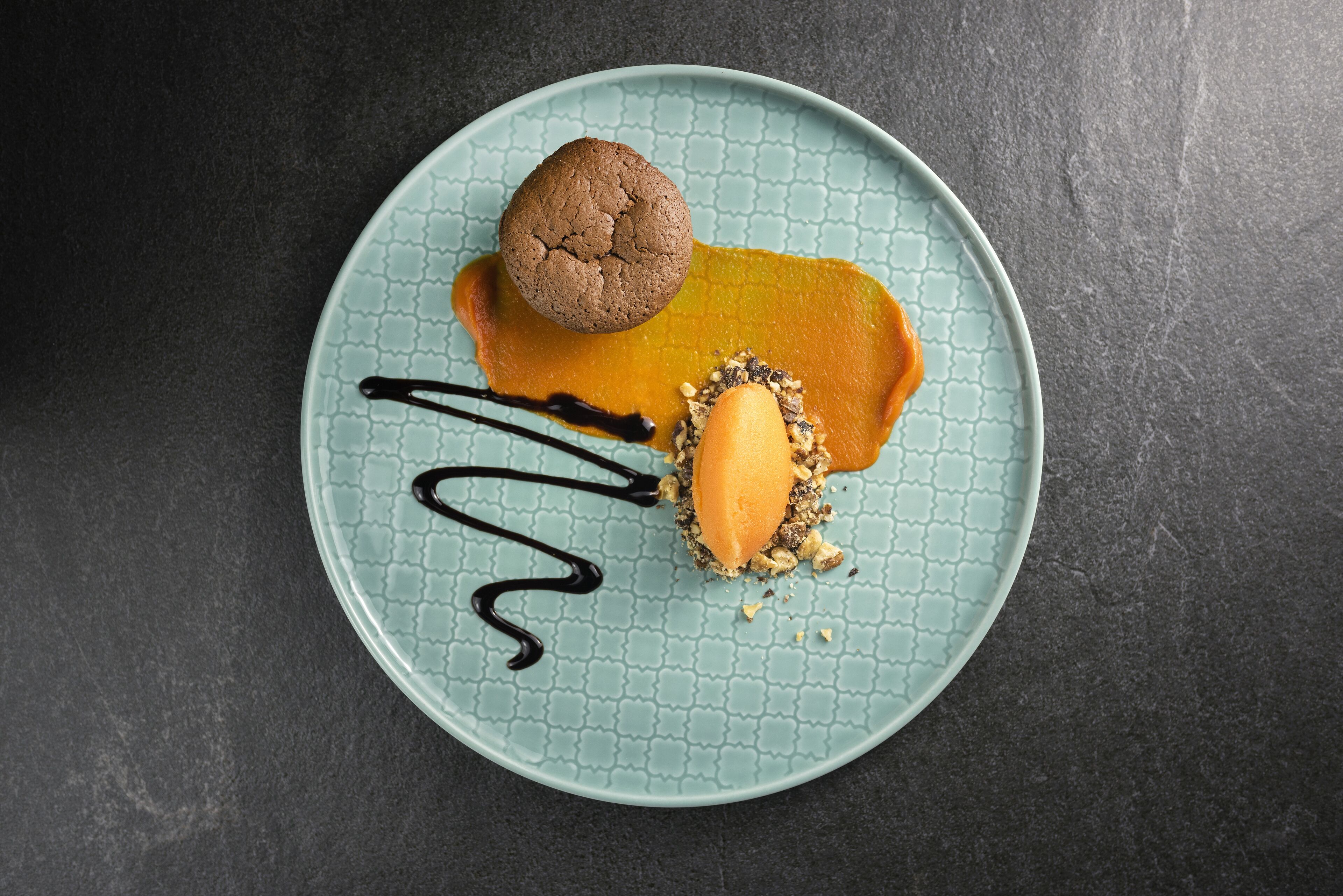 lunch, dinner, brunch served; international cuisine