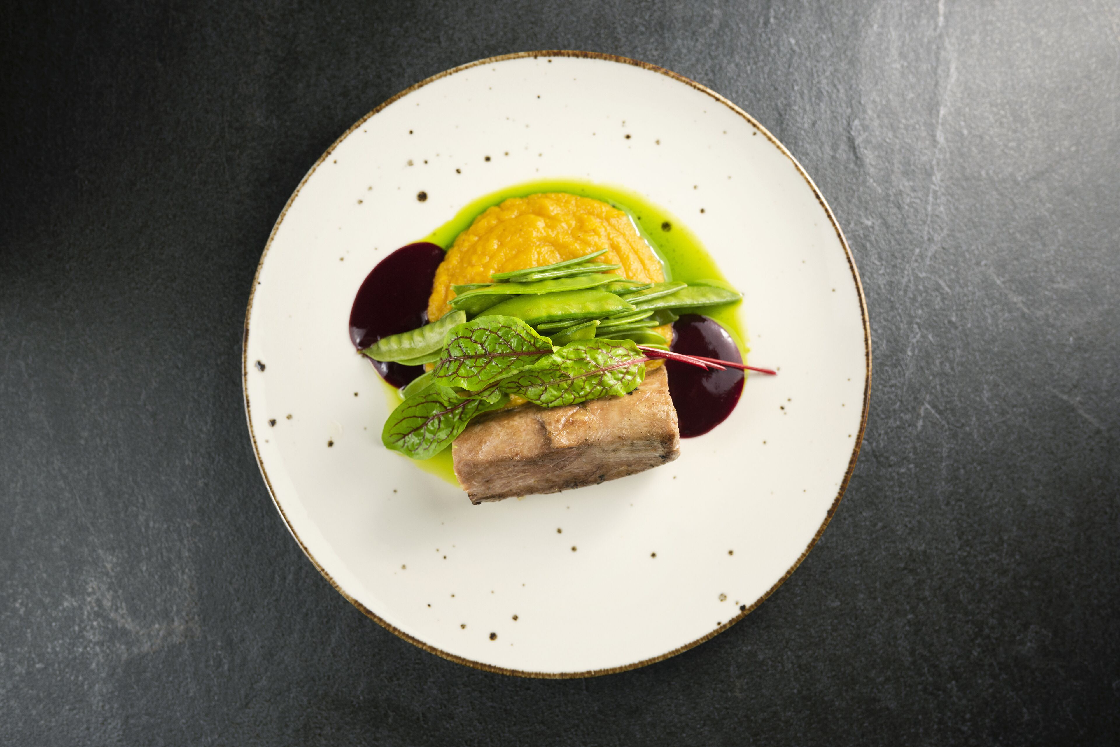 lunch, dinner, brunch served; international cuisine