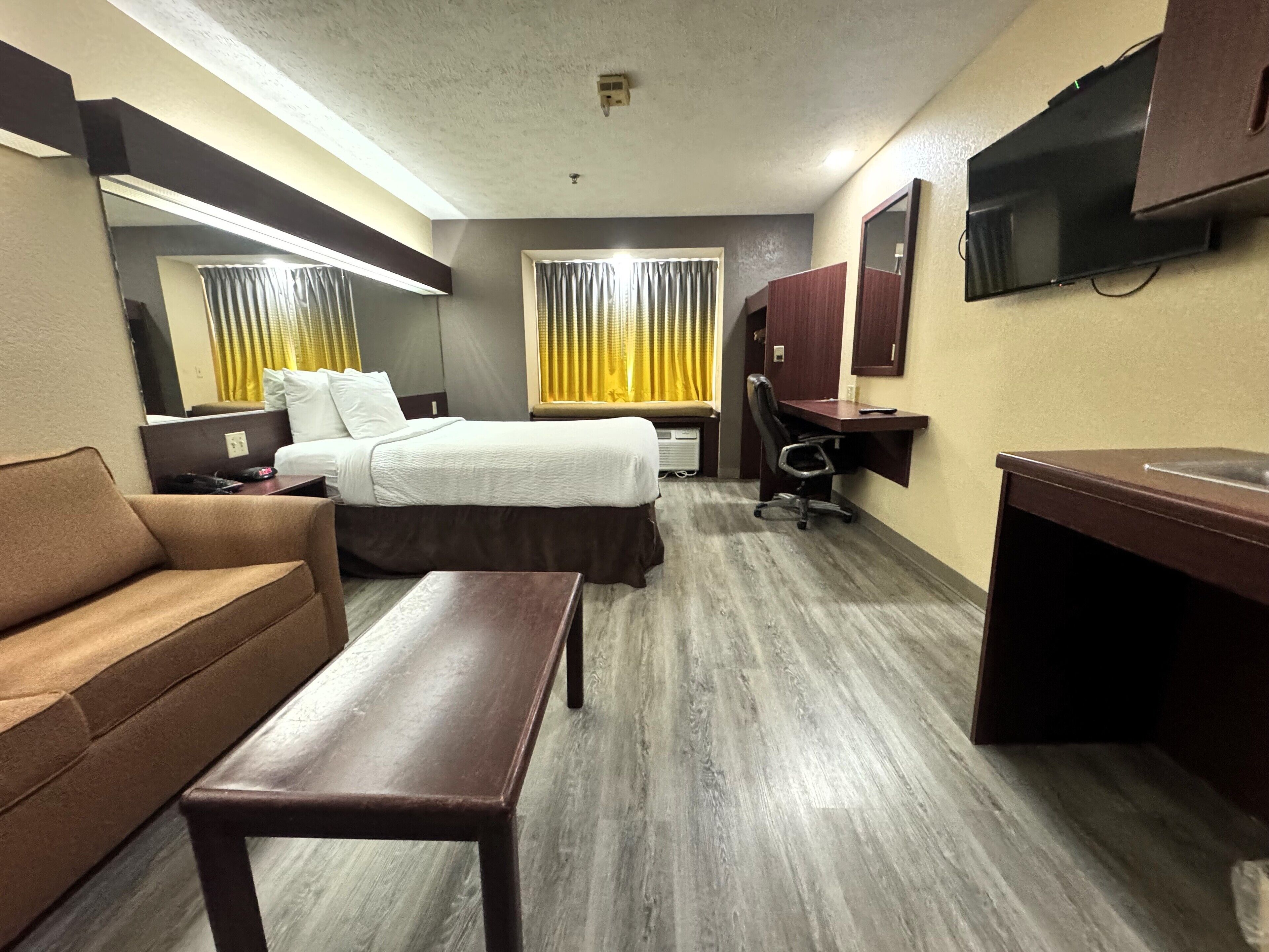 Skrivebord, strygejern/strygebræt, gratis baby-/barnesenge