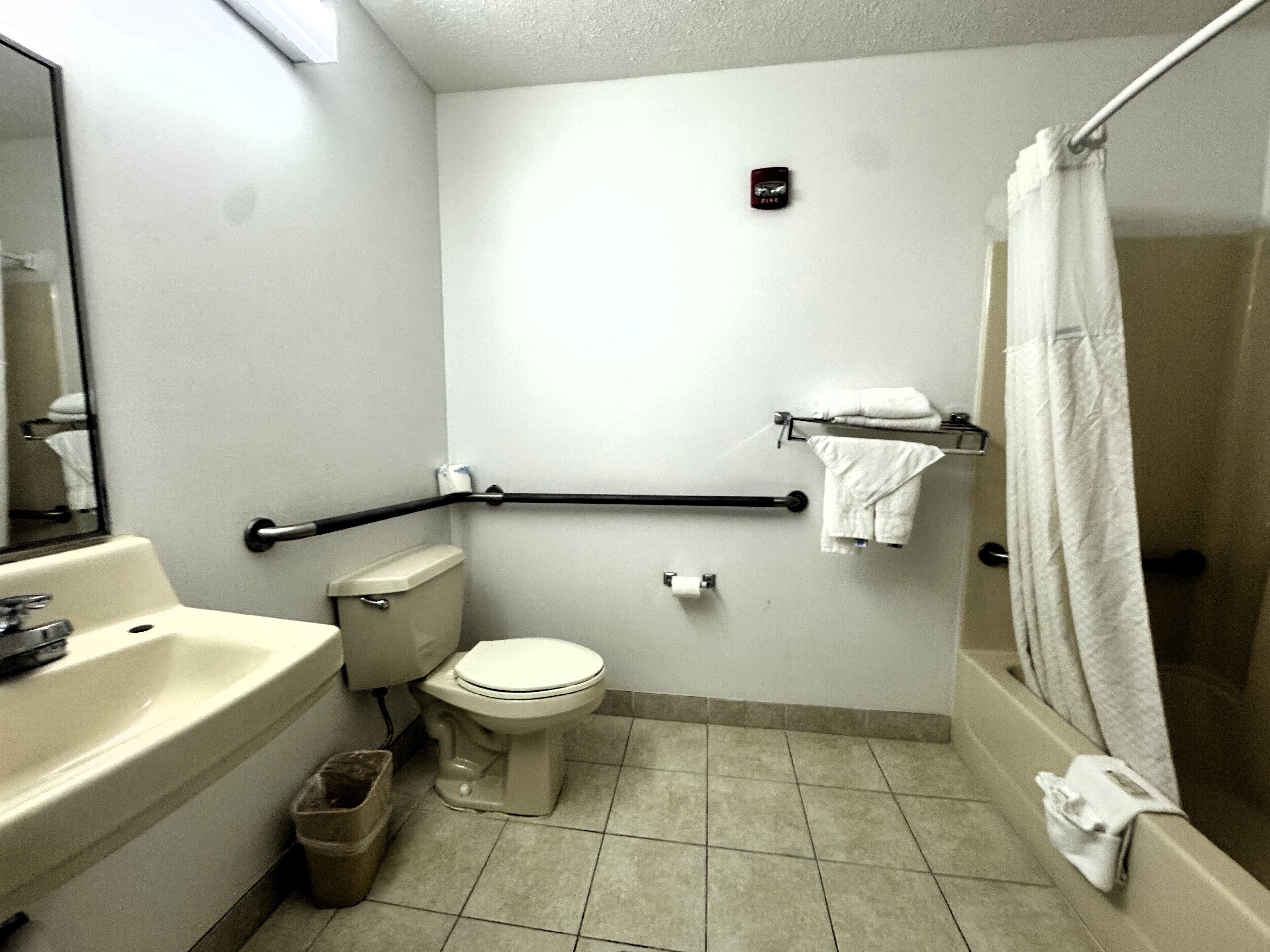 Un bagno piccolo e funzionale, con toilette, lavandino e doccia.