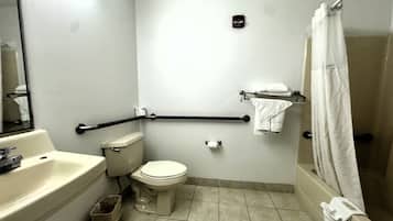 Un bagno piccolo e funzionale, con toilette, lavandino e doccia.