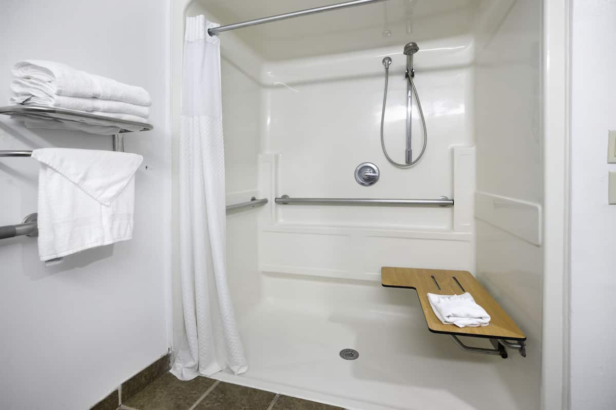 Chambre, 2 grands lits, accessible aux personnes à mobilité réduite (Mobility/Hearing Impaired) | Salle de bain | Articles de toilette (gratuits), séchoir à cheveux, serviettes fournies