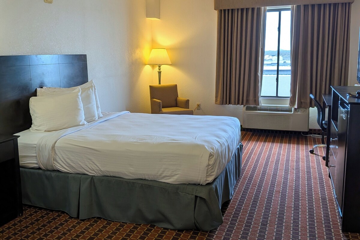 Traditional Room, 1 Queen Bed | Living area | TV