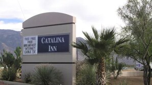 A sign for Catalina Inn with amenities listed: free breakfast, internet, and cable TV. - Catalina Inn (Tucson)
