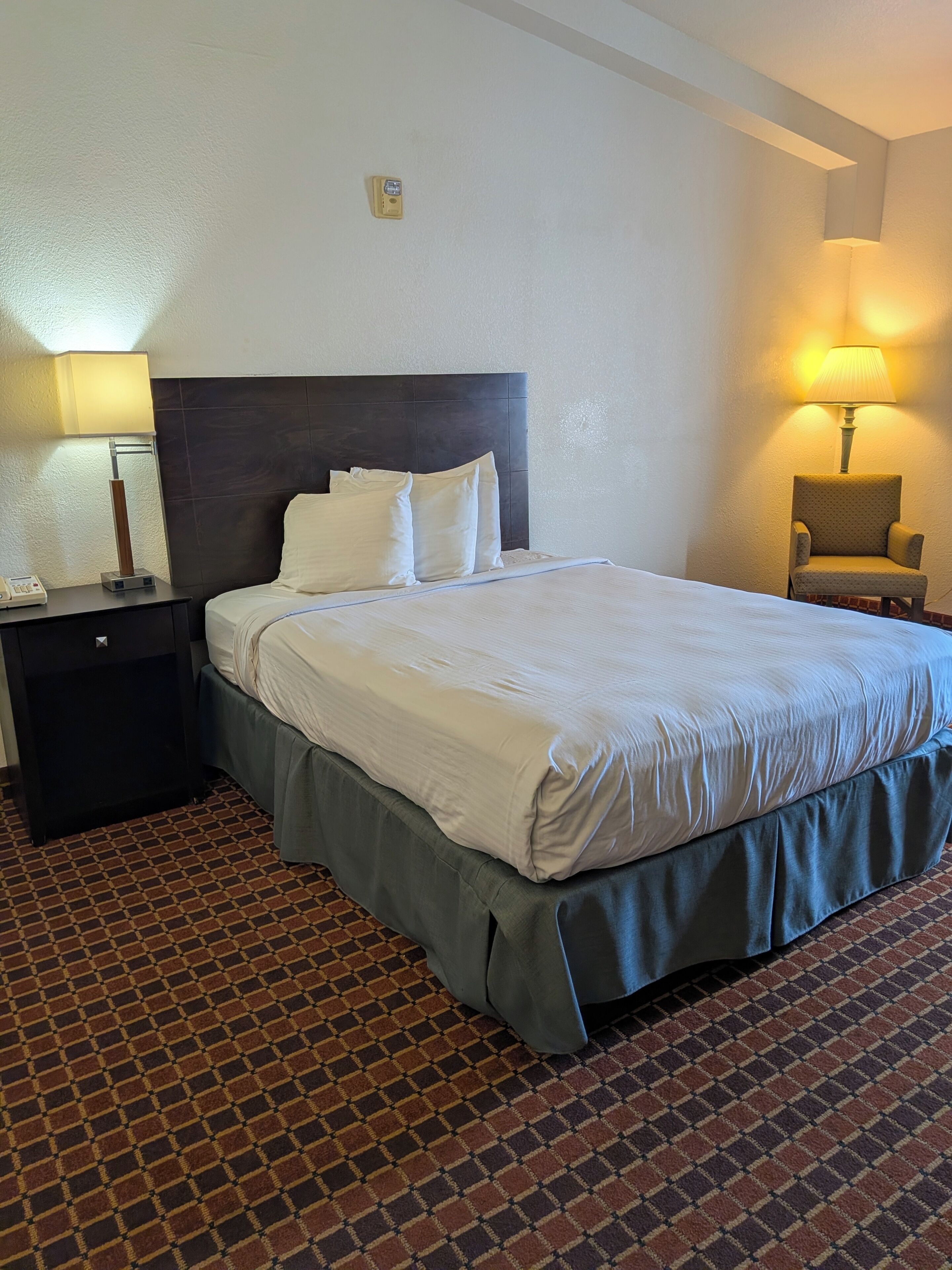 Traditional Room, 1 Queen Bed | Living area | TV