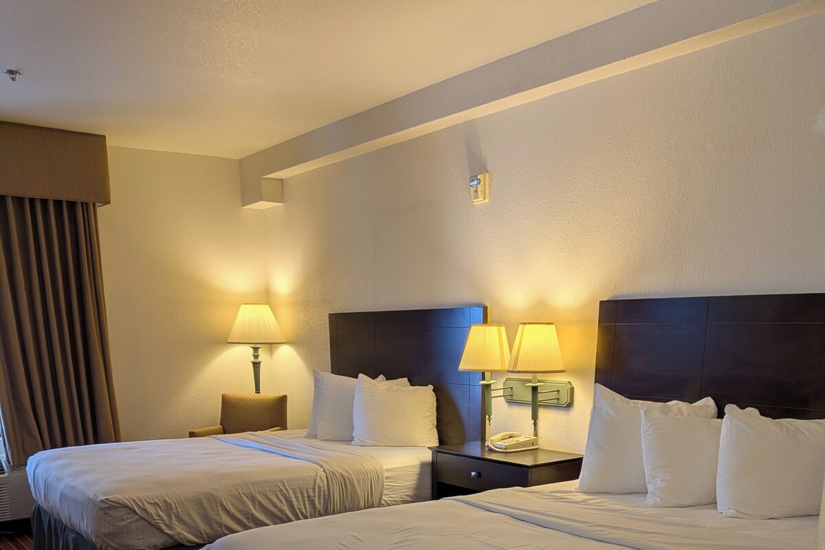 Traditional Room, 2 Queen Beds | Desk, iron/ironing board, WiFi (free), alarm clocks