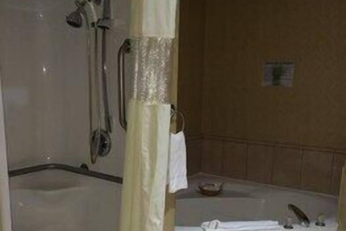 Baño | Secadora de cabello, toallas, jabón, shampoo