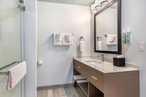 Suite, 2 camas Queen size, para no fumadores (with Single Sofabed) | Baño | Secadora de cabello, toallas, jabón, shampoo 
