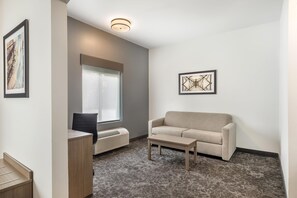Suite, 2 camas Queen size, con acceso para personas discapacitadas (with Single Sofabed) | 1 habitación, escritorio y espacio para trabajar con laptop 