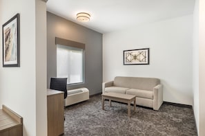 Suite, 2 camas Queen size, con acceso para personas discapacitadas (with Single Sofabed) | 1 habitación, escritorio y espacio para trabajar con laptop