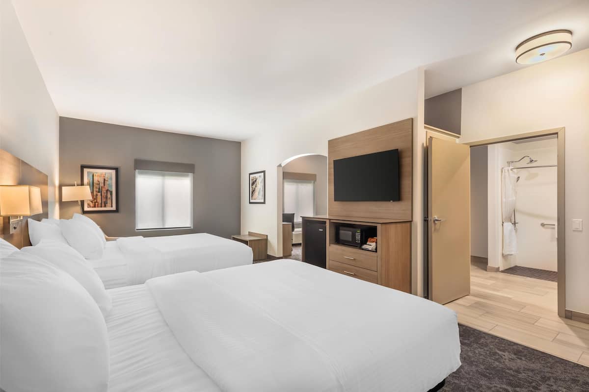 1 bedroom, desk, laptop workspace, soundproofing